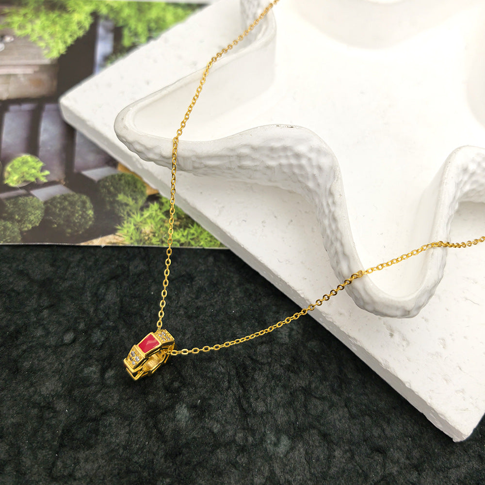 Collana pendente floreale a cinque petali minimalista in acciaio al titanio con intarsio di strass e ciondolo in rame placcato oro su catena a maglie ovali