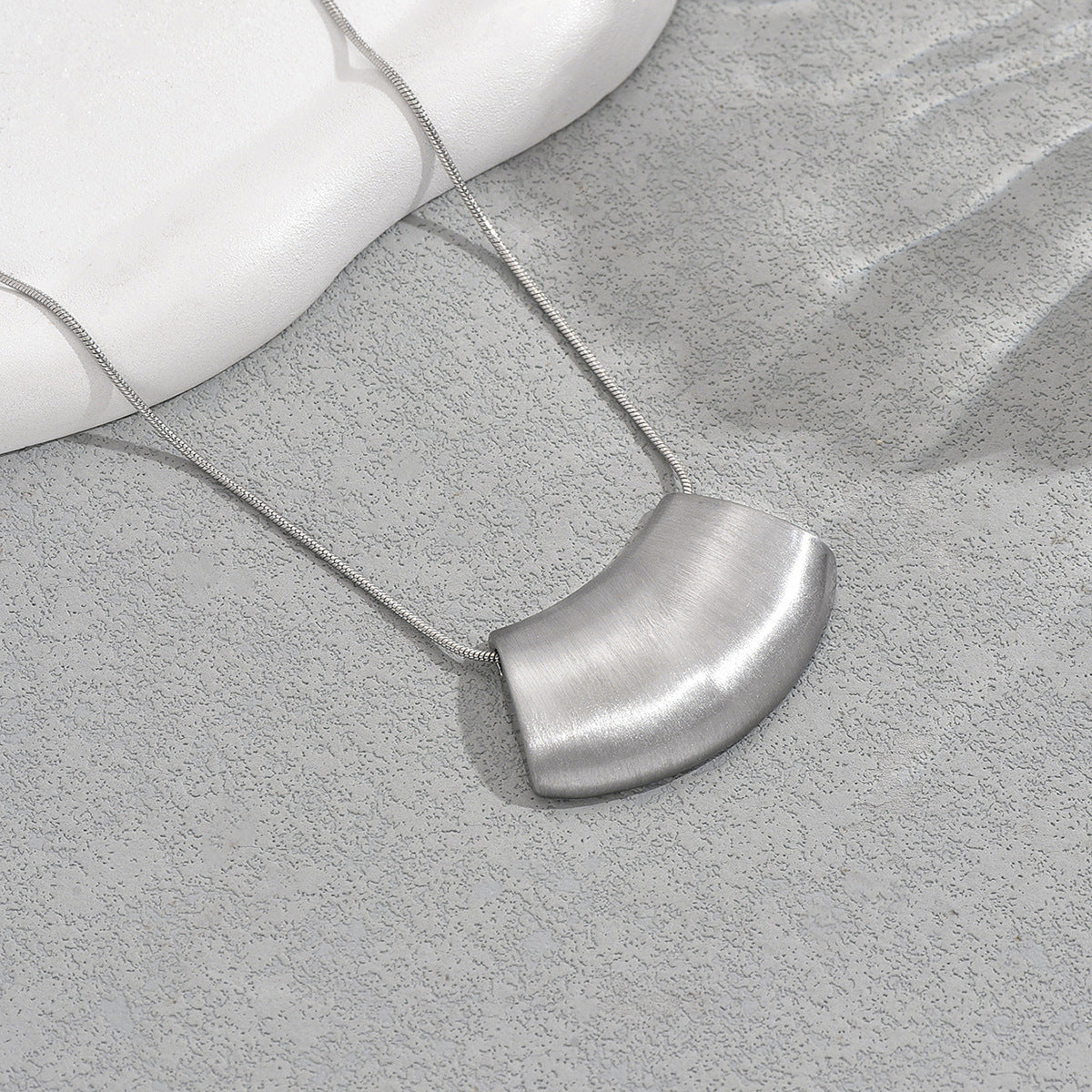 Collana con Pendente Geometrico Minimalista in Lega di Zinco con Finitura Placcata da Donna, Lunga Catena alla Clavicola