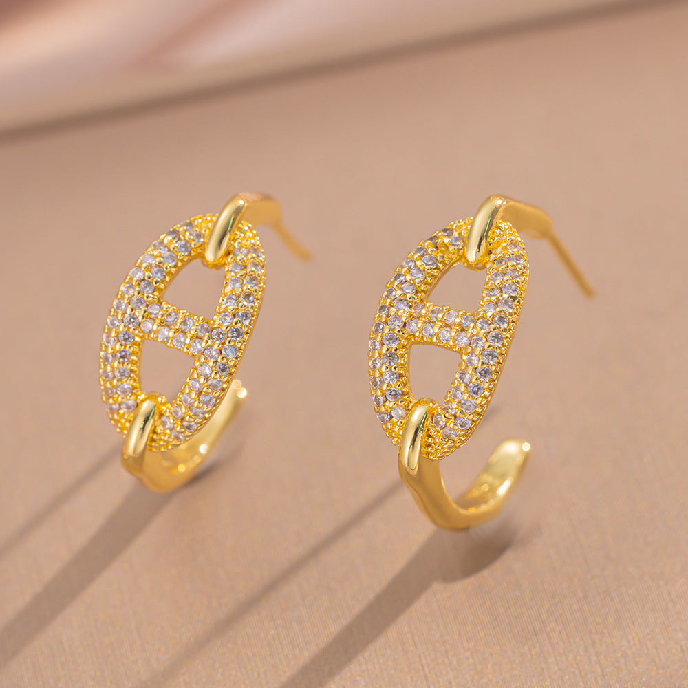 Orecchini a perno minimalisti a forma di naso di maiale in rame placcato oro 18 carati con intarsio completo di strass per donna