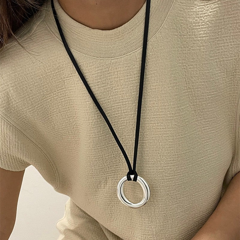 Collana con Pendente Geometrico Minimalista da Donna in Lega con Finitura Elettroplaccata — Catena Leggera per Maglione, Accessorio di Lusso Versatile