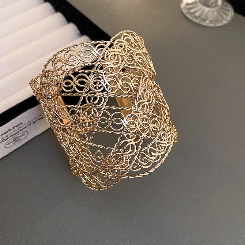 Pulsera Cóncava Irregular Minimalista para Mujer en Aleación de Latón con Acabado Galvánico