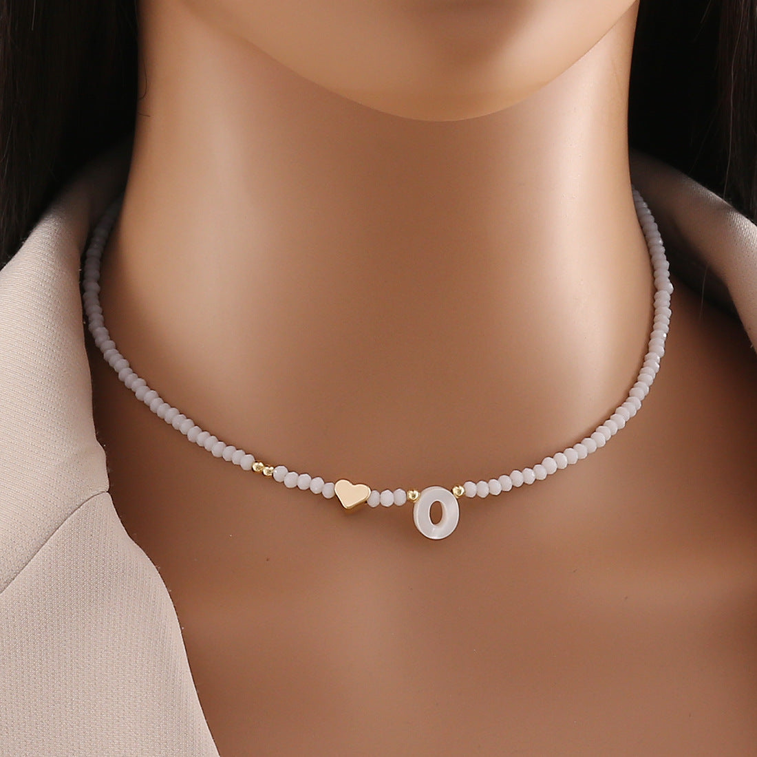 Collana con ciondolo a lettera dal design originale con ciondolo a conchiglia e perline di cristallo da donna
