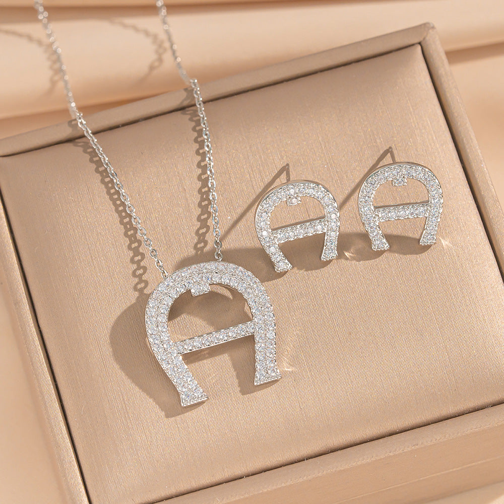 Elegante Set Collana con Pendente a Ferro di Cavallo a U in Rame Ecologico con Intarsio di Strass e Placcatura in Oro per Donna