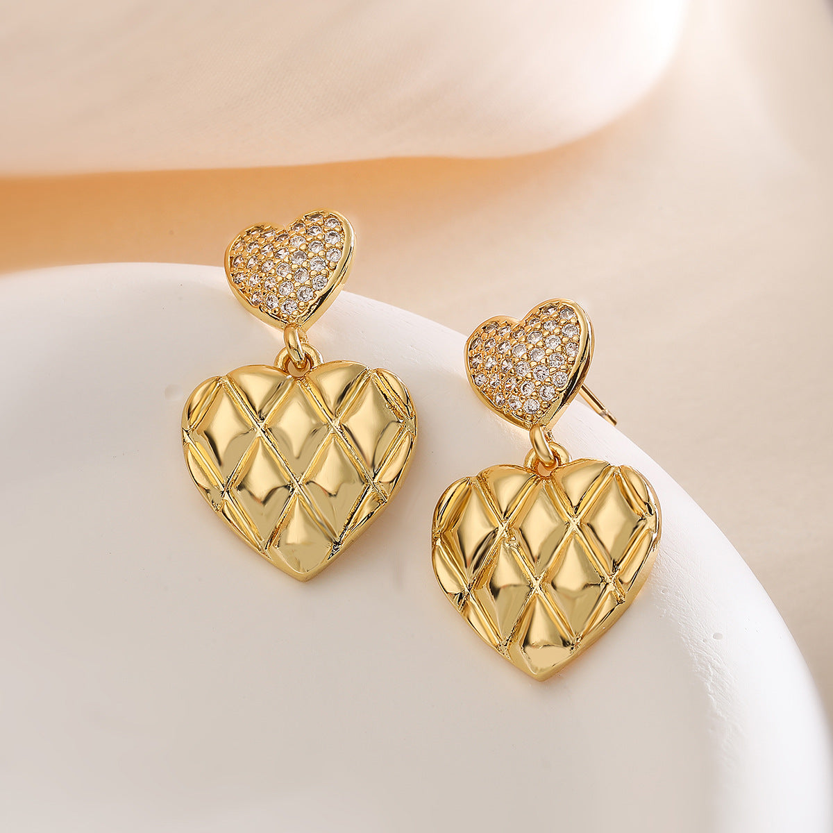 Orecchini minimalisti a forma di cuore in rame placcato oro 18 carati da donna — Gioielli per le orecchie lussuosi e leggeri