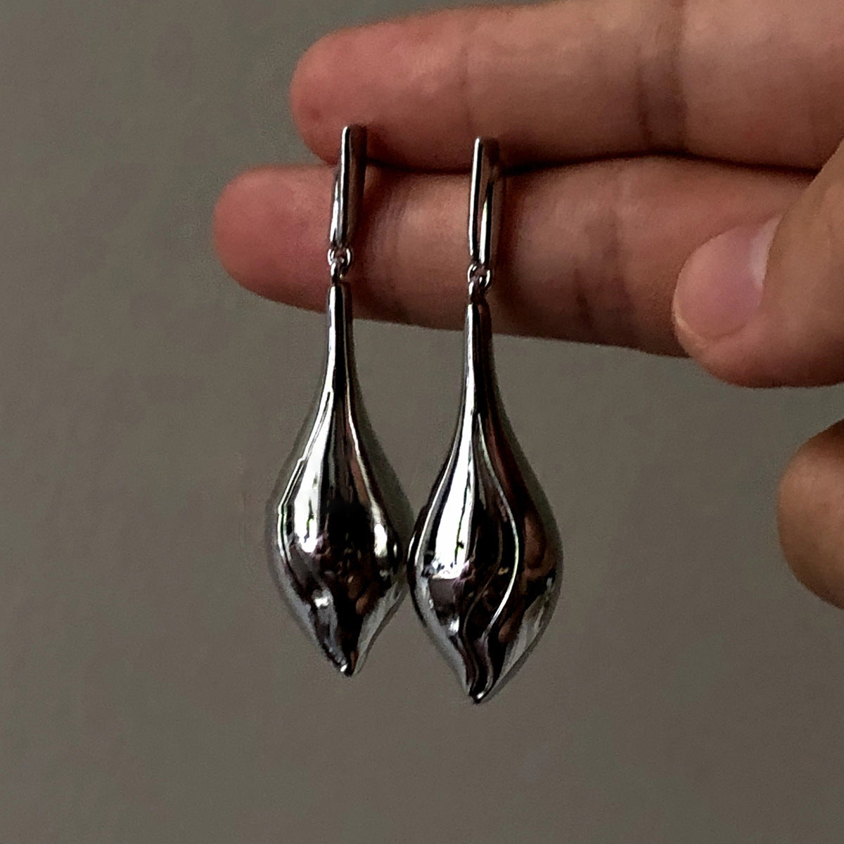 Orecchini a Nappa Geometrici Minimalisti in Metallo Placcato con Perni in Argento Sterling