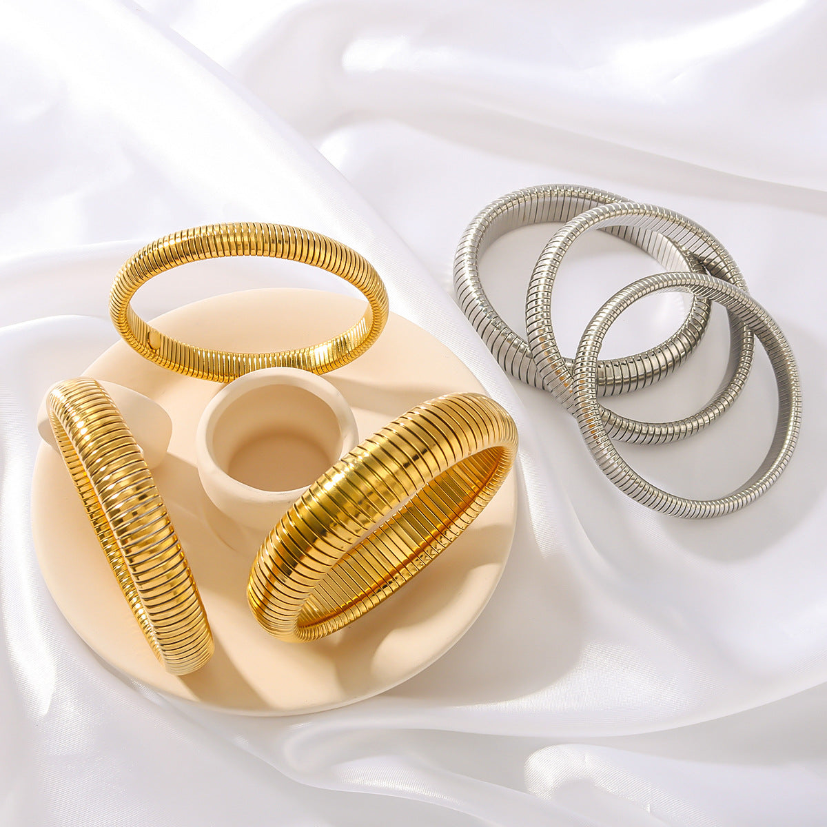 Bracciale con Fascia Larga Elastica a Spina di Serpente in Stile Vintage da Donna, Realizzato in Acciaio Inossidabile con Placcatura in Oro 18K