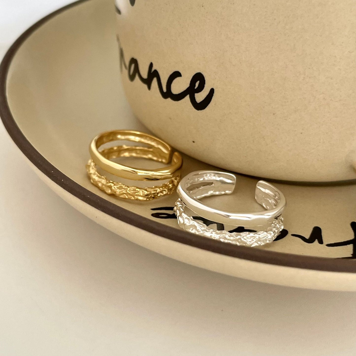 Anillo Minimalista de Plata de Ley 925 con Doble Capa Geométrica para Mujer