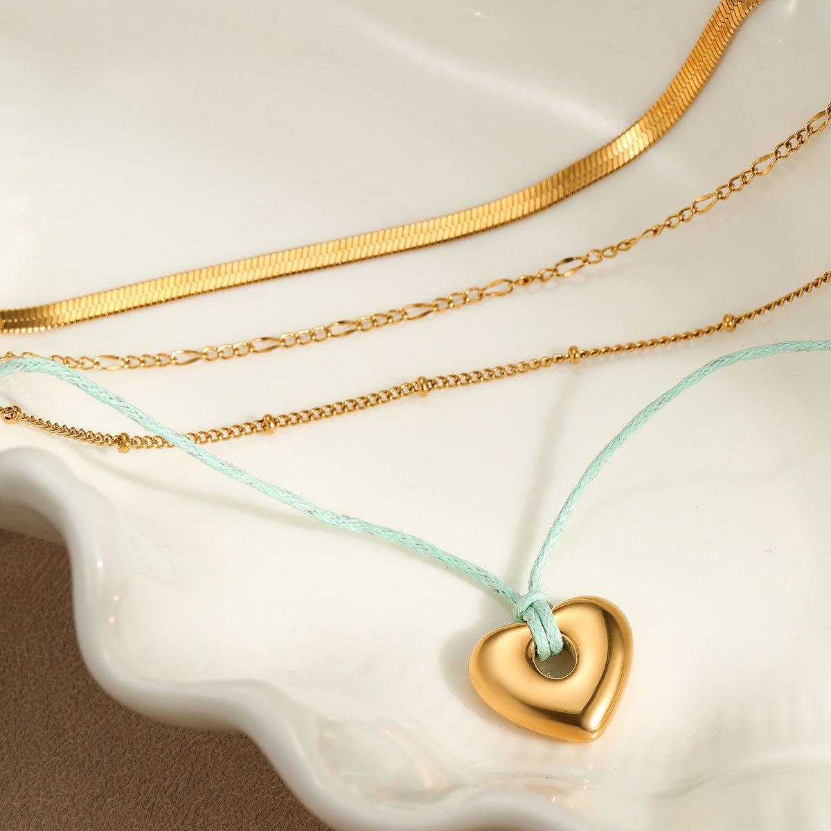 Collar de cadena de serpiente de acero inoxidable con forma de corazón a la moda con chapado en oro de 18 quilates para mujer