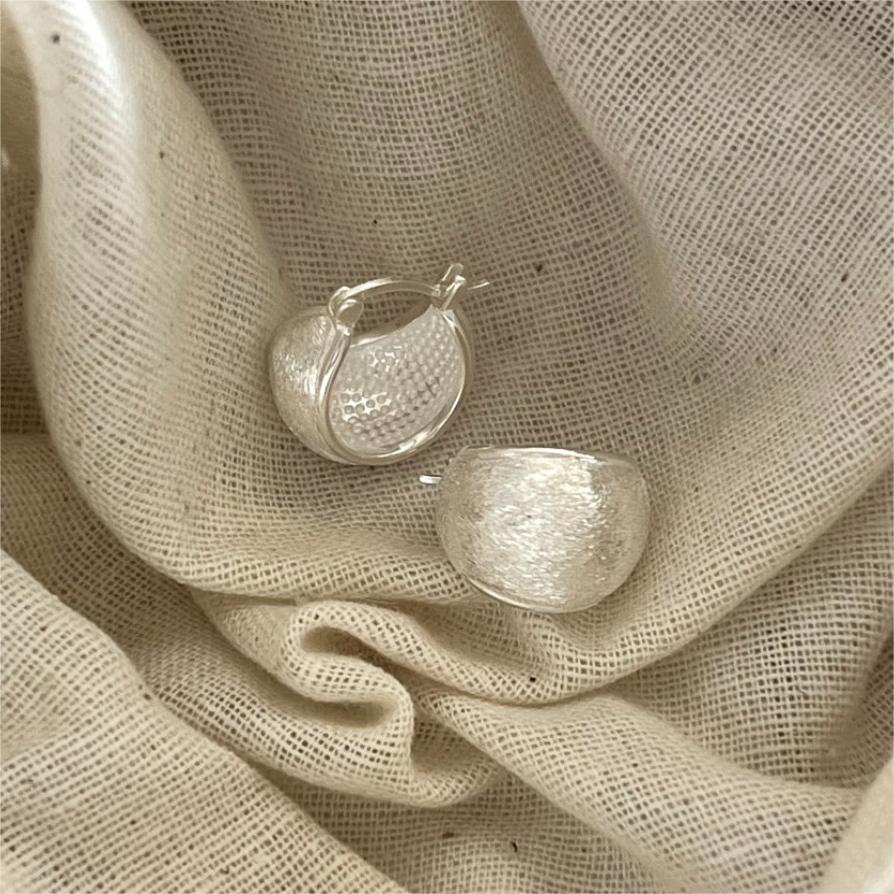 Orecchini a cerchio minimalisti in argento sterling 925 a forma di lettera con finitura lucida e delicata texture a filo