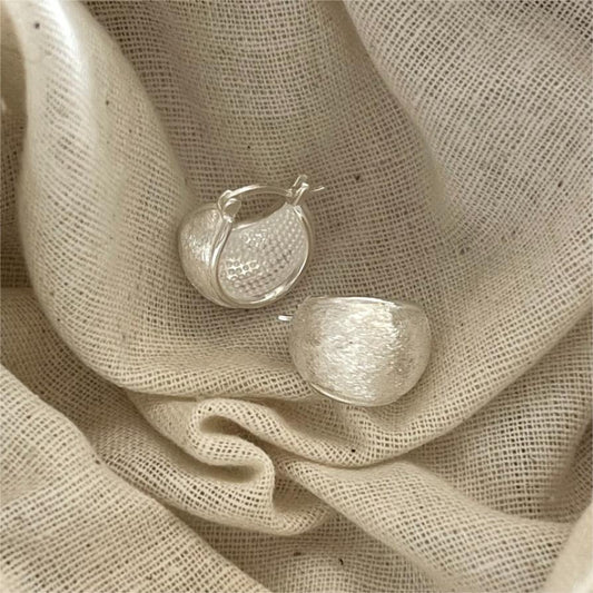Orecchini a cerchio minimalisti in argento sterling 925 a forma di lettera con finitura lucida e delicata texture a filo