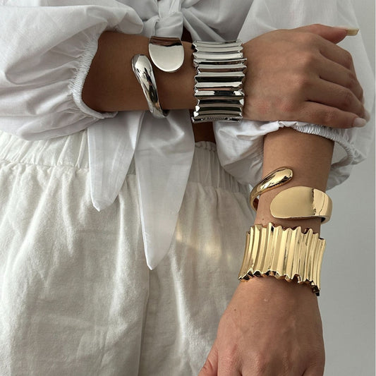Pulsera abierta ajustable de aleación chapada en oro con diseño geométrico, a la moda