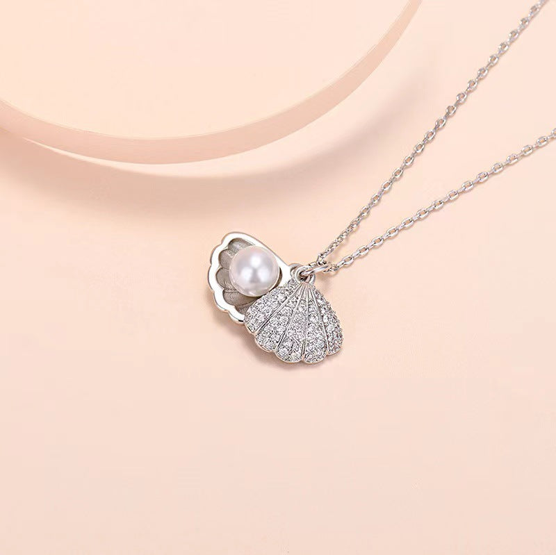 Collana da donna alla moda con conchiglia a ventaglio e perle, in acciaio al titanio con intarsio di strass e placcatura in oro