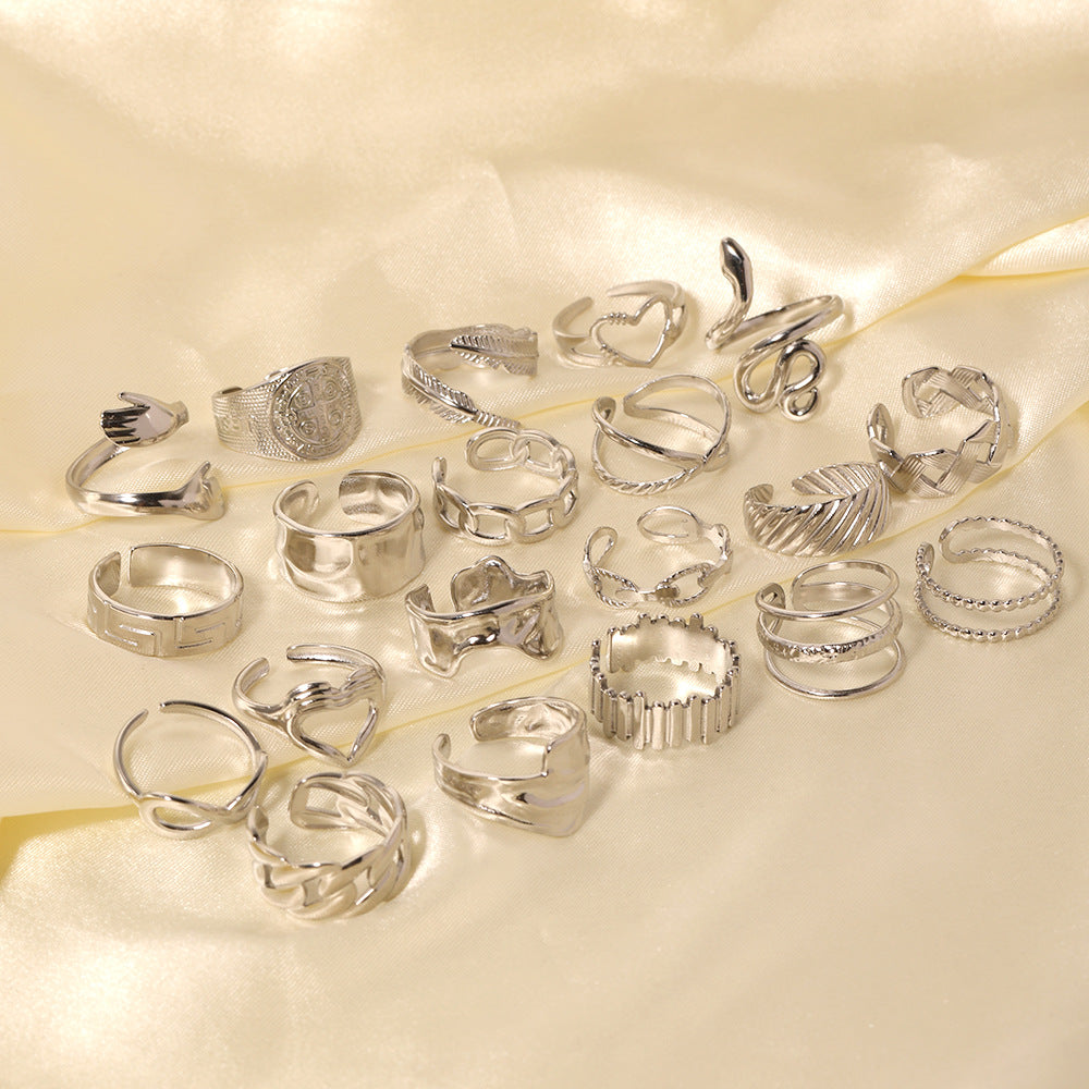 Anello da donna in acciaio inossidabile geometrico a forma di cuore, minimalista, con finitura placcata e design ispirato a una catena
