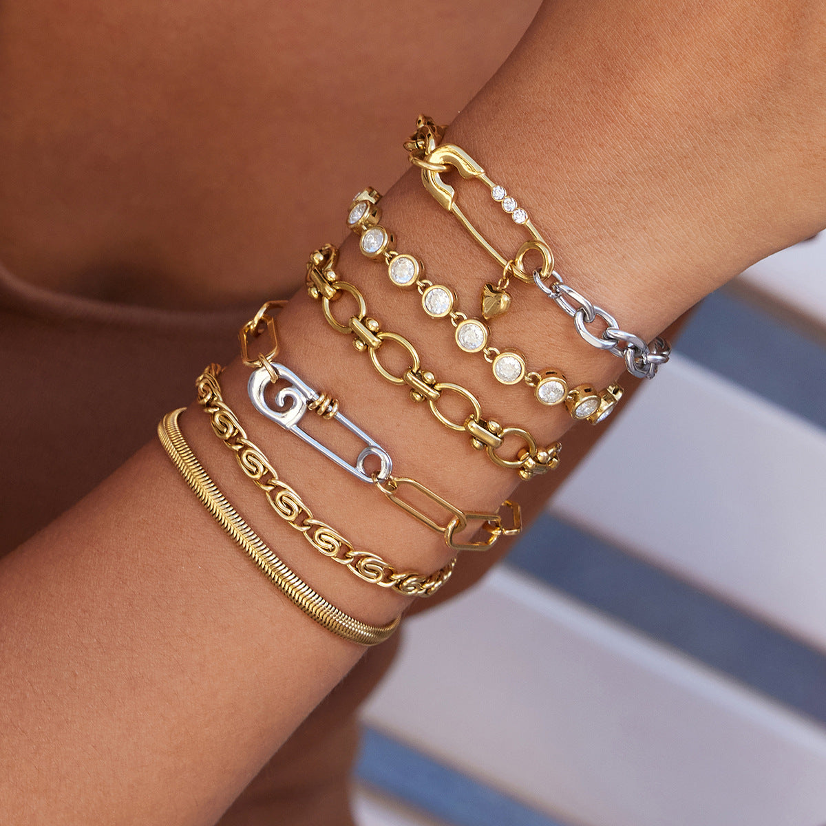 Collar con colgante de clip geométrico minimalista de acero inoxidable chapado en oro de 18 quilates con cadena de acero de titanio para mujer