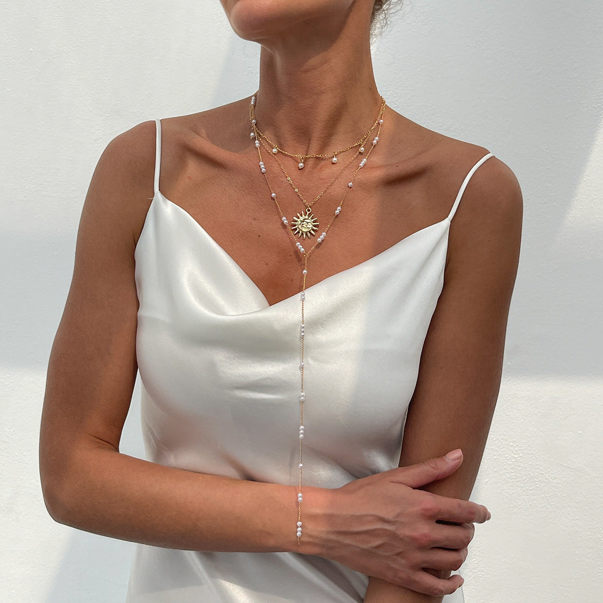 Collar con colgante de cruz minimalista de concha y cadena en forma de Y con perlas para mujer