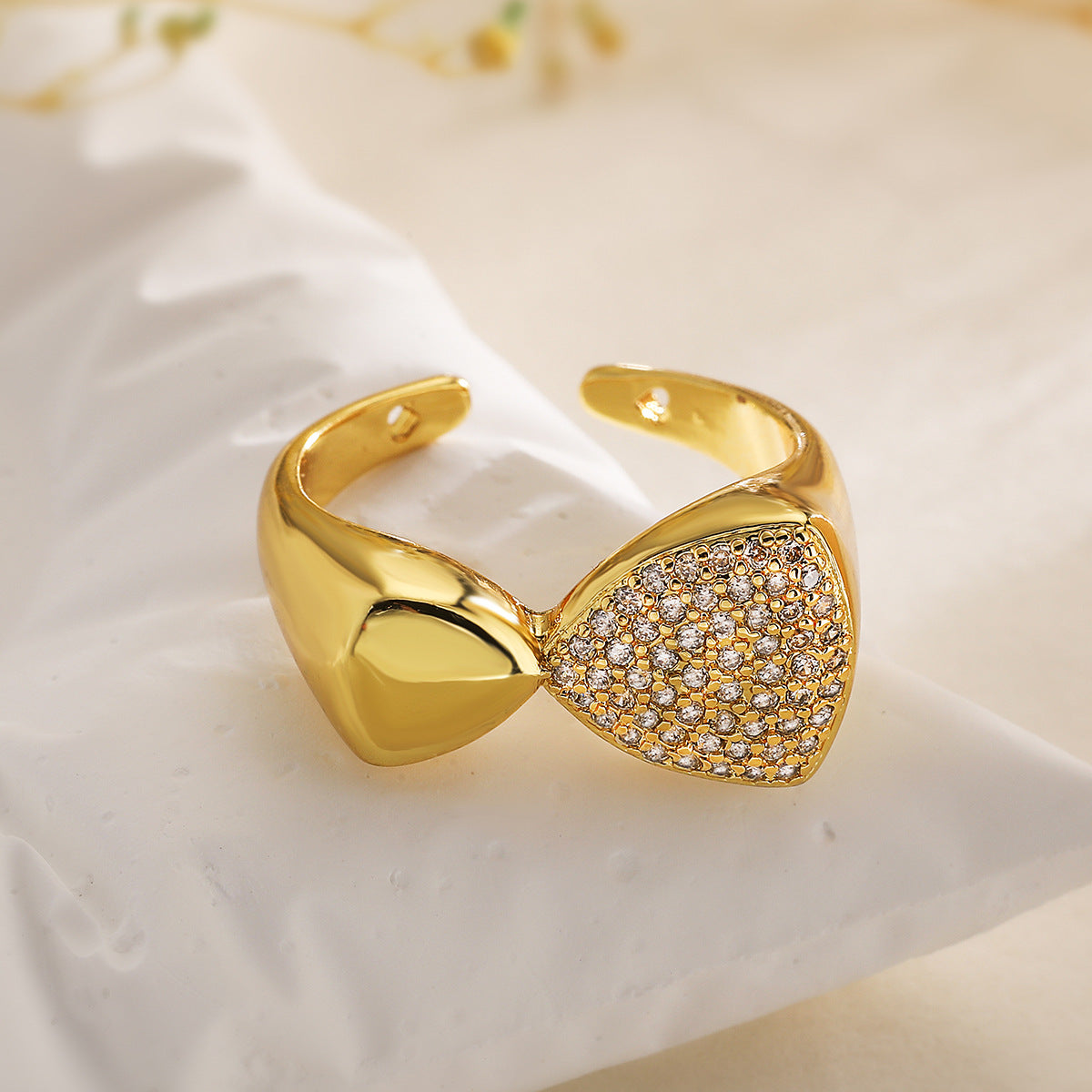 Fashionable Irregular Geometric Copper Ring with 18K Gold Plating and Zircon Inlay for Women