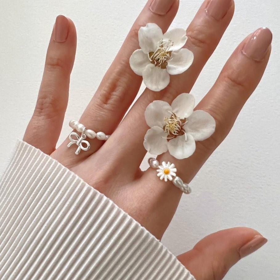 Anello con Perle a Forma di Margherita in Stile Fresco e Delicato con Accenti di Perle Naturali