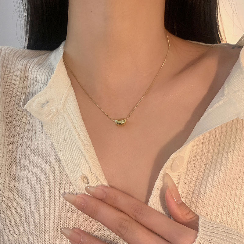 Graziosa collana minimalista in acciaio al titanio a forma di cuore da donna con catena a maglie e design corto per clavicola