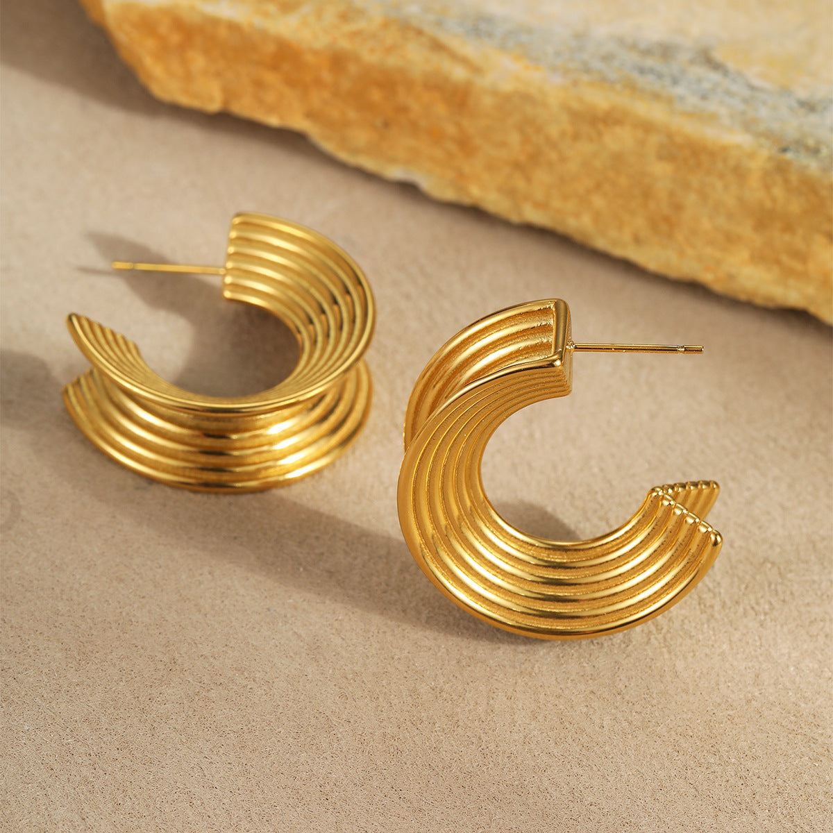 Pendientes de aro minimalistas de acero de titanio estilo francés para mujer con acabado galvanizado y diseño circular geométrico