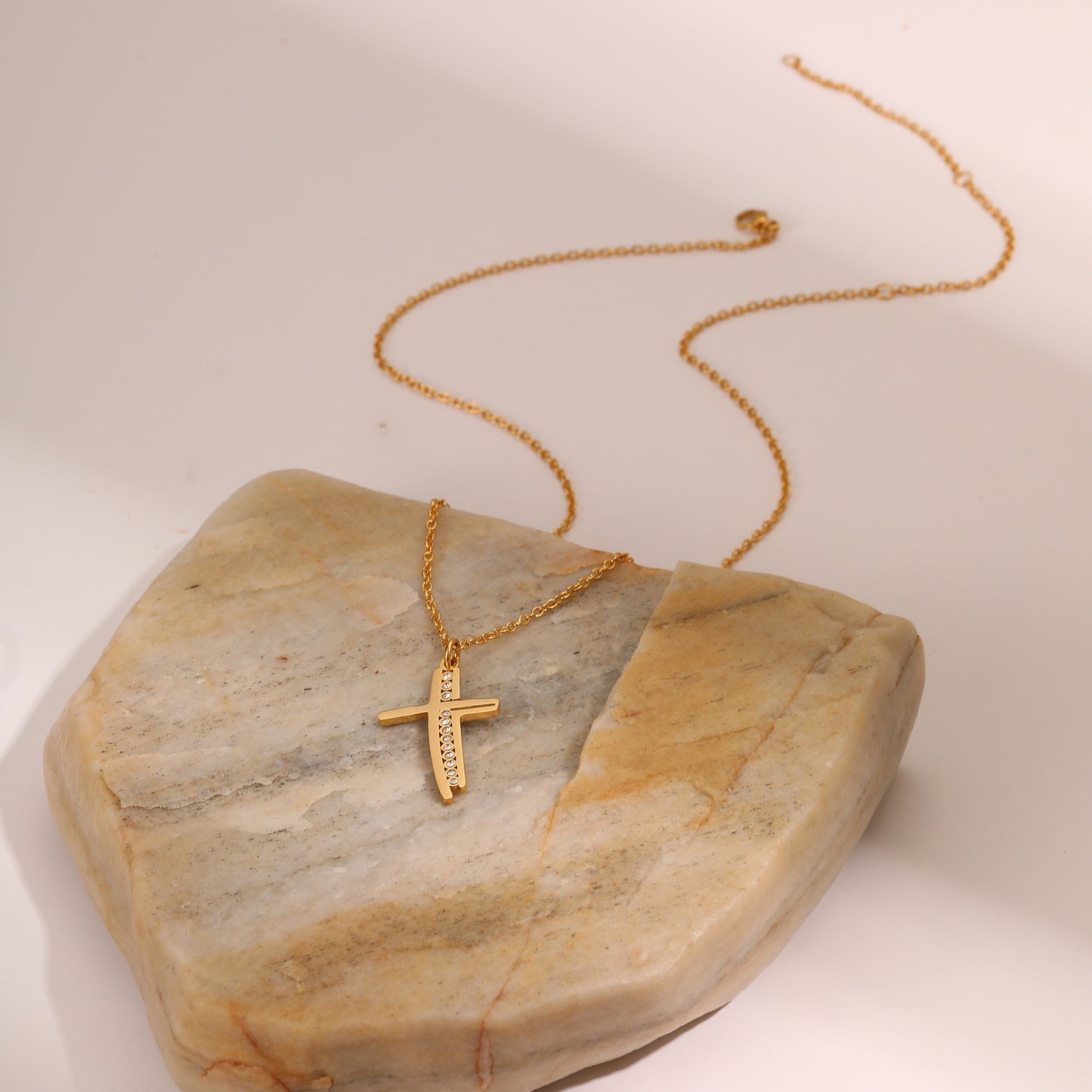 Elegante collar con colgante de cruz geométrica en acero inoxidable con baño de oro de 18K para mujer