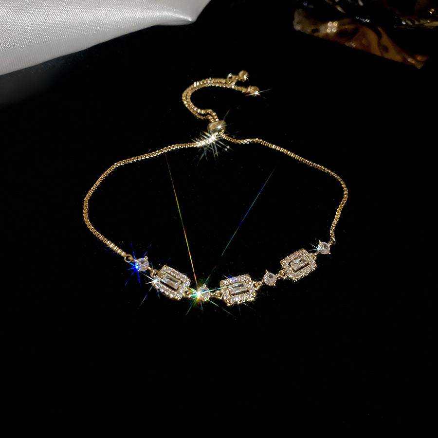 Elegante Pulsera Floral de Zirconia Chapada en Oro de Lujo para Mujer con Diseño Inspirado en Insectos y Motivo de Mariposa