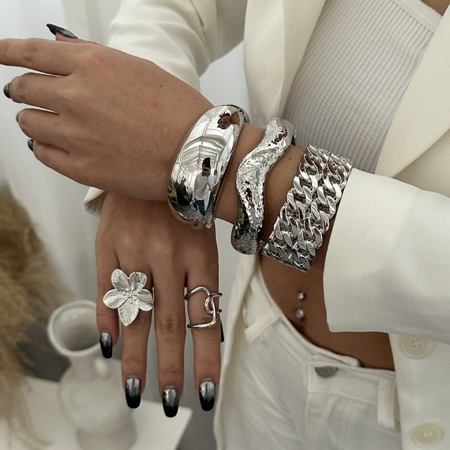 Bracciale rigido dorato in lega geometrico largo con design a molla a onda irregolare