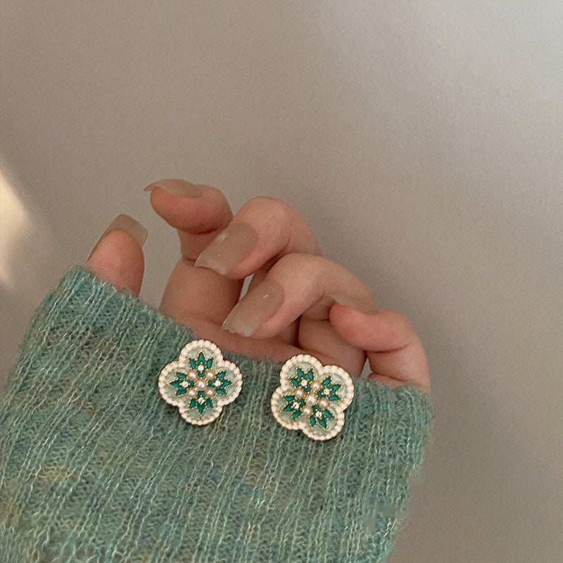 Orecchini floreali delicati con perni in argento, borchie in rame elettrolitico con nappe fluenti, estetica fresca e dolce per donna