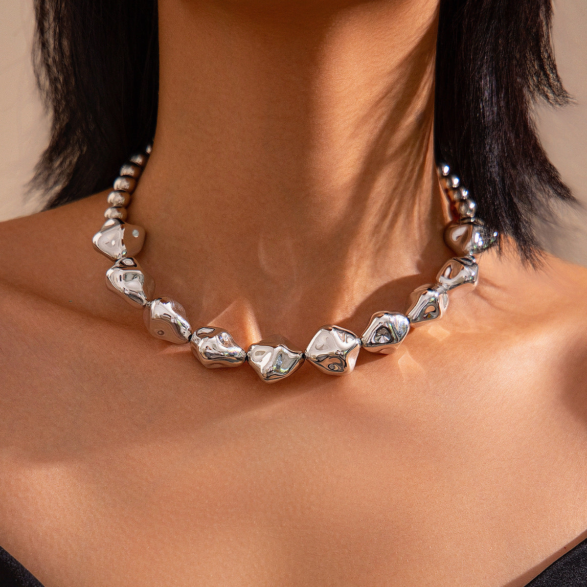 Collana da donna con clavicola geometrica testurizzata, pendente in lega con finitura galvanica e dettagli esagonali