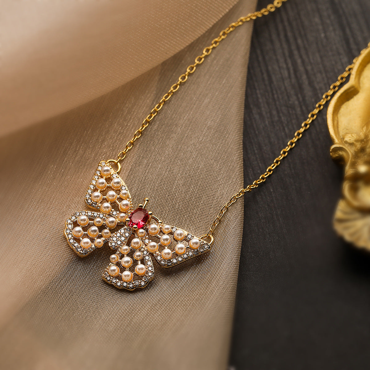 Collana Pendente Farfalla Minimalista da Donna con Base in Rame Placcata in Oro Vero e Intarsi di Zirconi e Perle