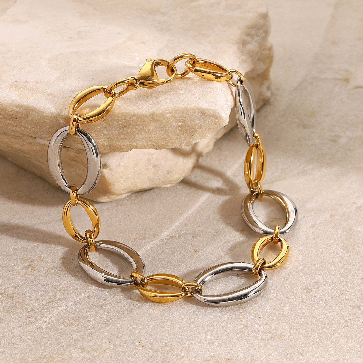 Bracciale geometrico placcato in acciaio inossidabile da donna con stile minimalista moderno e design a catena intrecciata