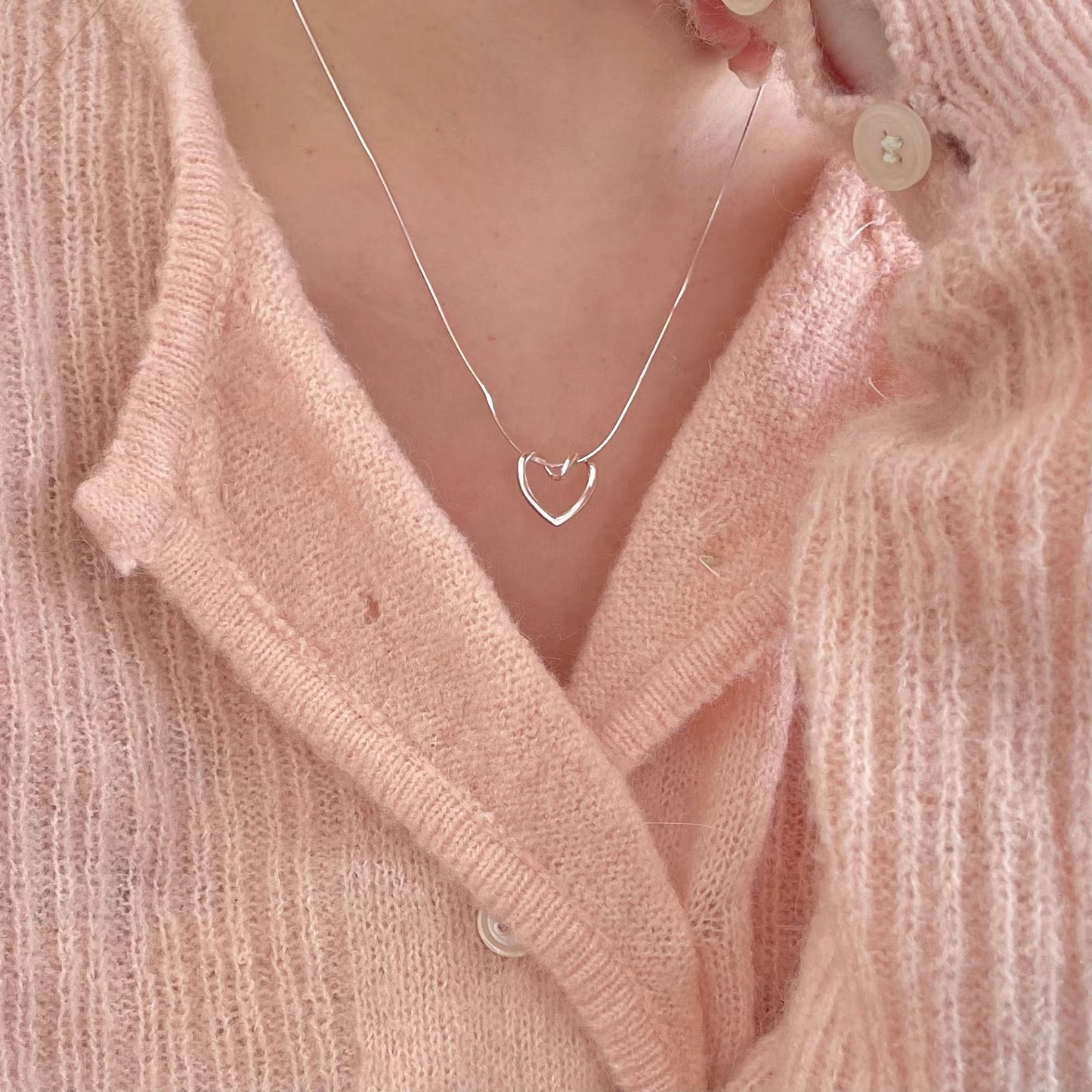 Collana a serpente minimalista a forma di cuore in argento sterling 925 con finitura galvanica e accento geometrico