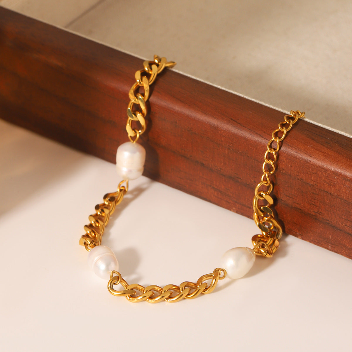 Elegant French Luxury Freshwater Pearl Bracelet for Women with 18K Gold Plated Stainless Steel Cuban Chain and Geometric Design