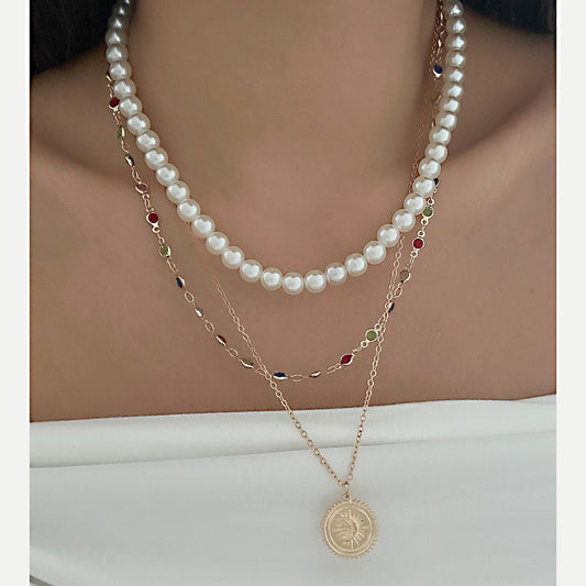 Collar con colgante minimalista de aleación en forma de luna con detalles de perlas de imitación y acabado chapado para mujer