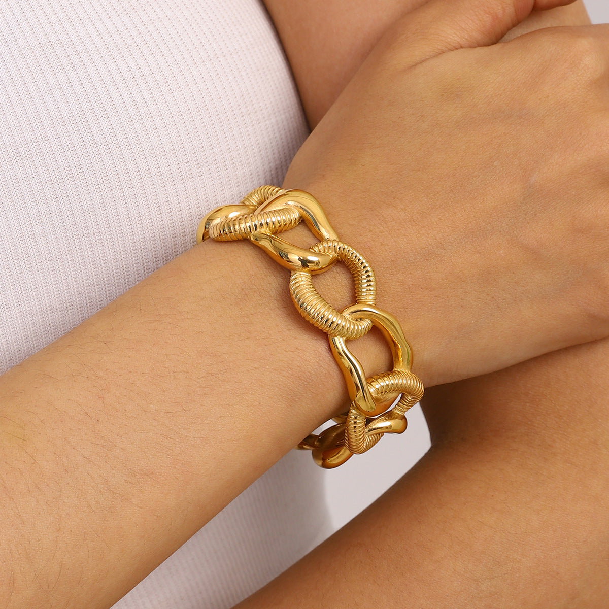 Brazalete de acero inoxidable chapado en oro con diseño geométrico minimalista para mujer
