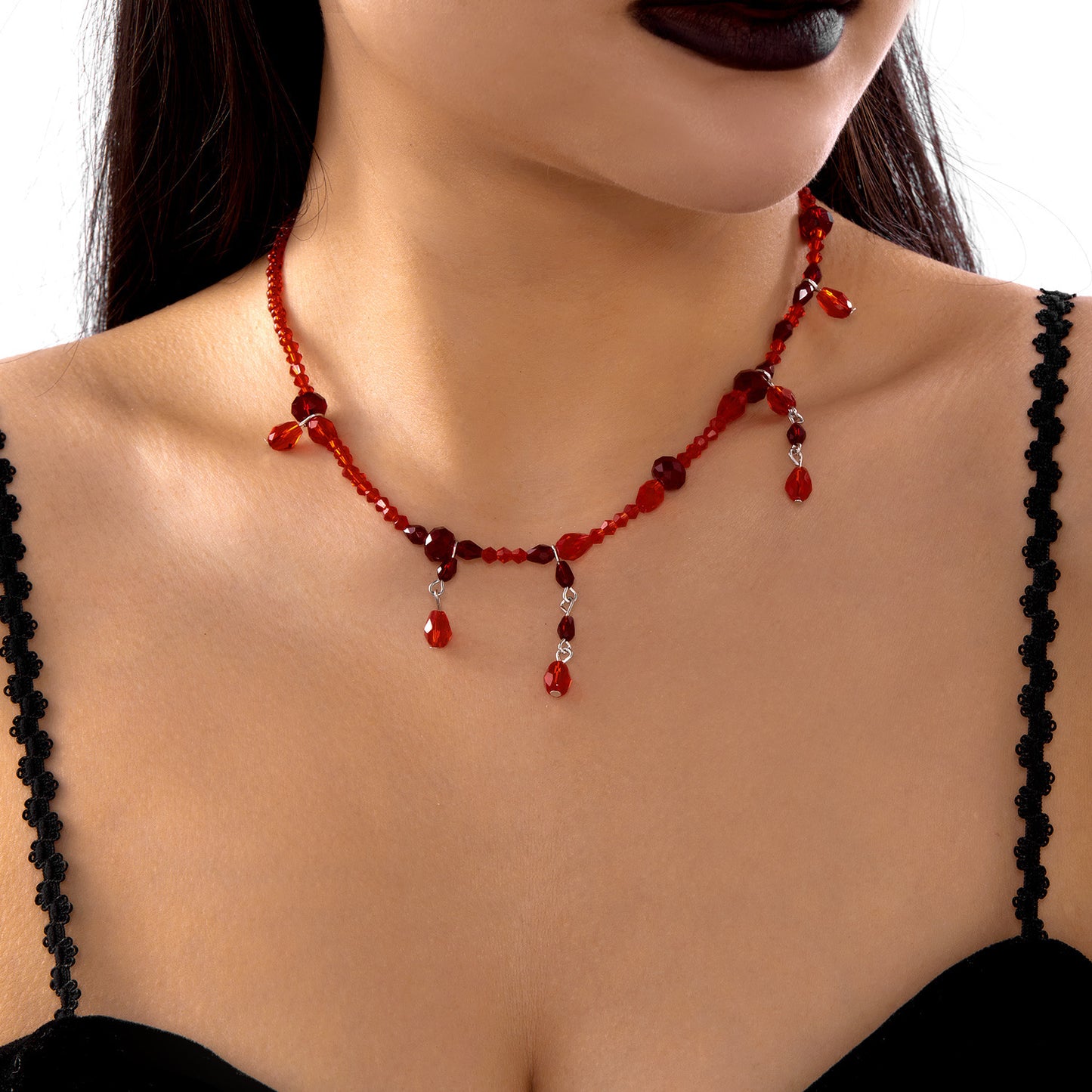 Collar con colgante de gota de sangre estilo gótico oscuro con detalles de cristal y borla para mujer