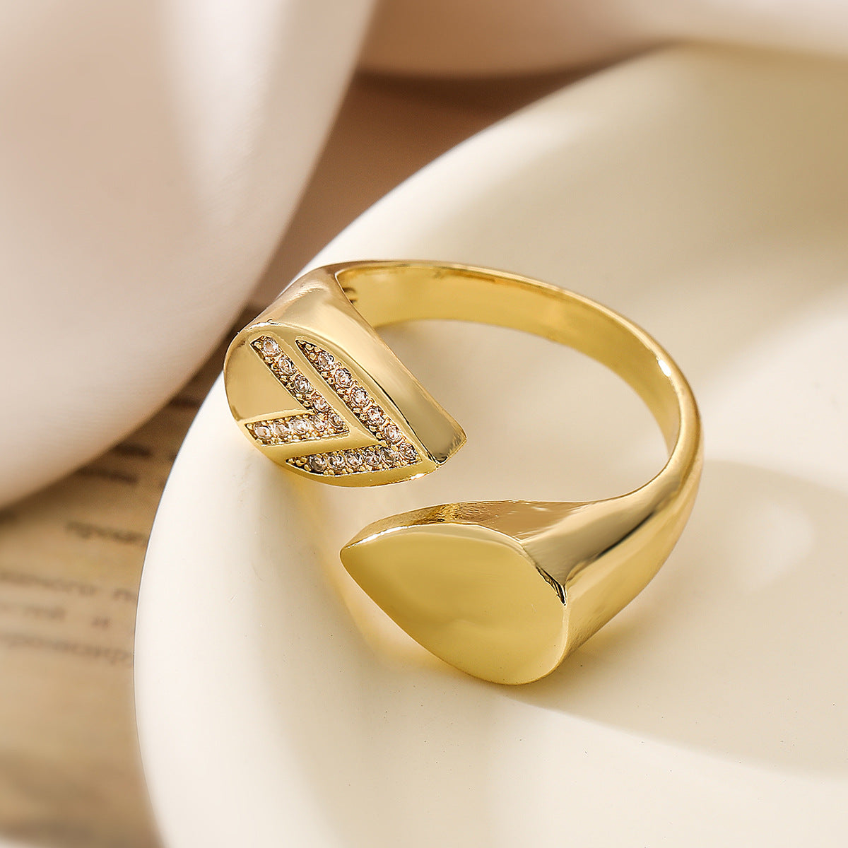Anello Aperto Geometrico Minimalista da Donna Realizzato in Ottone con Placcatura in Vero Oro e Zirconi Micro-Incastonati