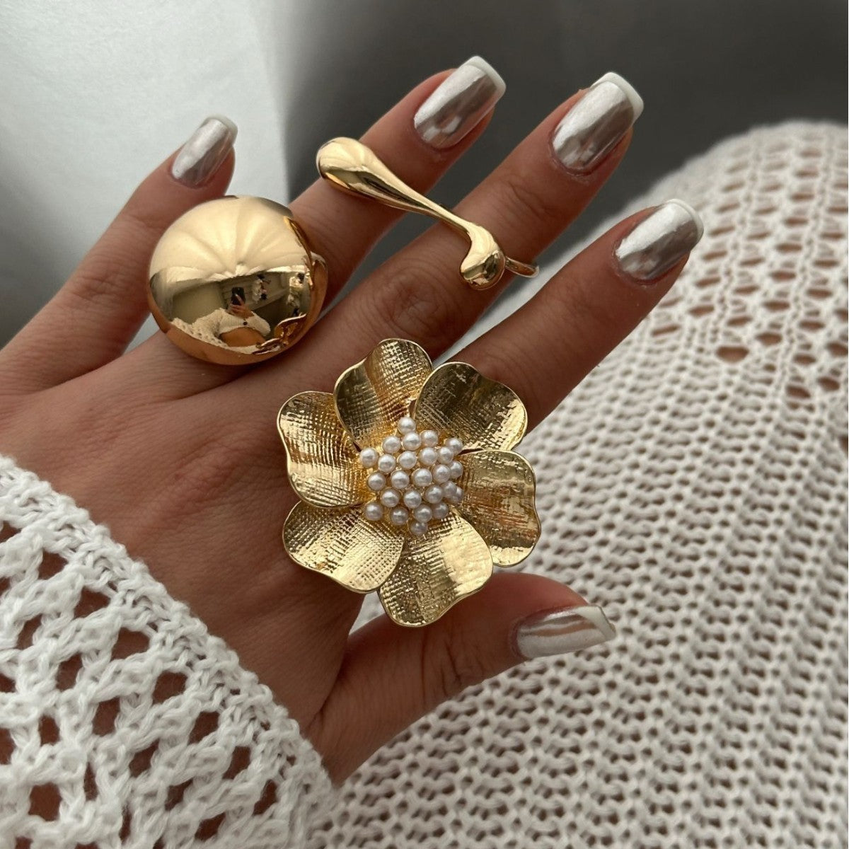 Elegante Anillo de Perlas Redondas con Diseño Floral de Aleación para Mujer