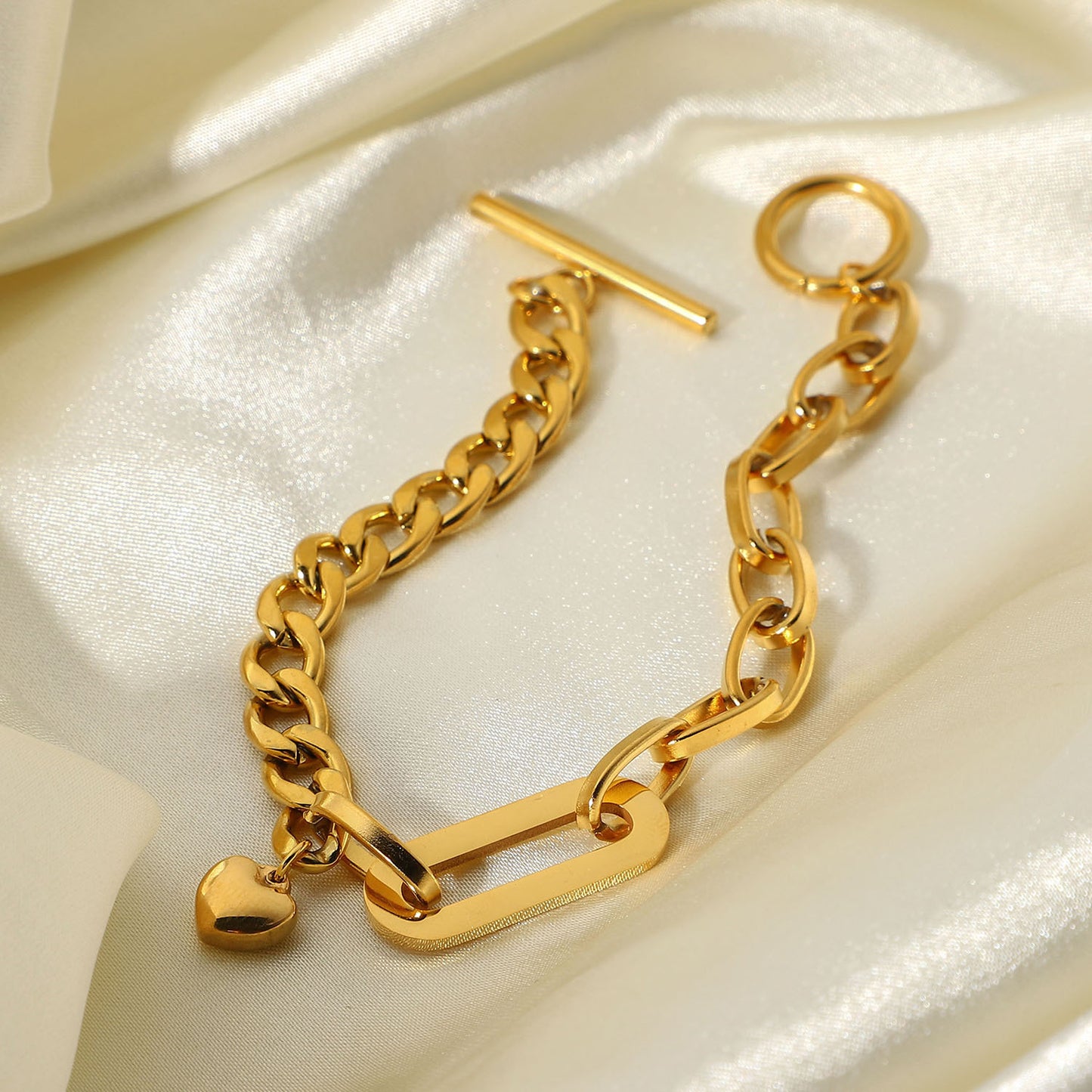 Braccialetto Minimalista con Ciondolo a Cuore Ovale in Acciaio al Titanio con Placcatura Sottovuoto in Oro 18K per Donna