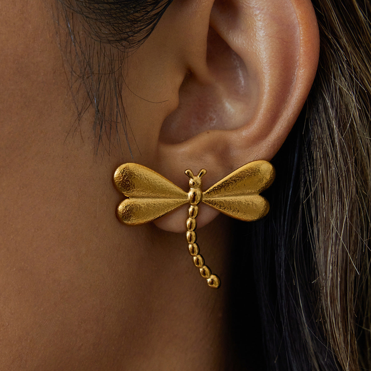 Pendientes minimalistas de titanio con forma de libélula y acabado chapado para mujer