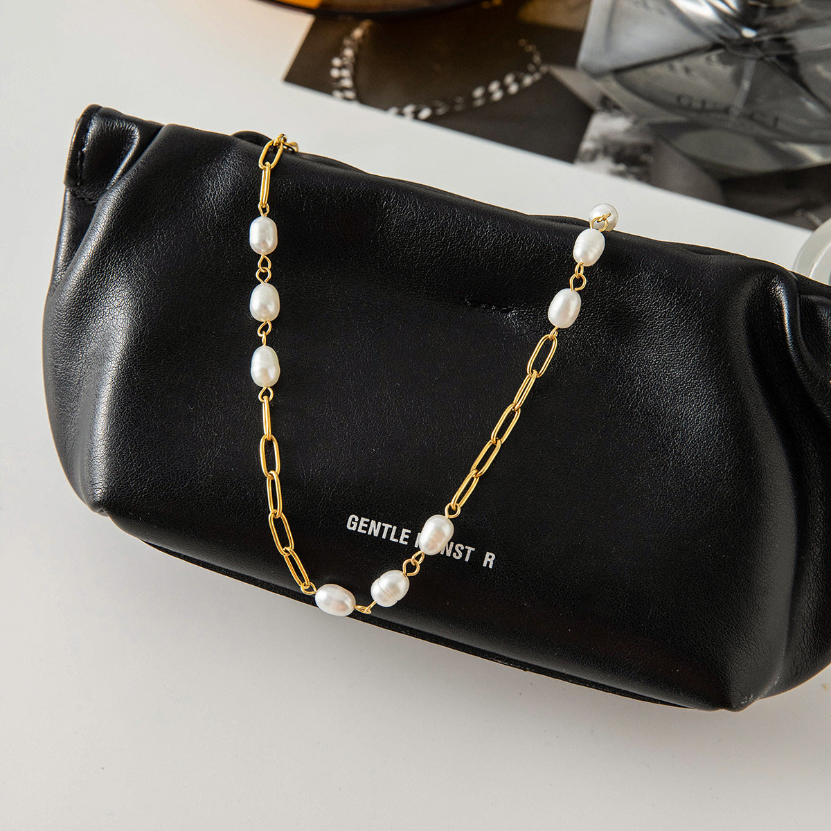 Collana lunga da donna in acciaio al titanio con perle d'acqua dolce, placcata, look minimalista a strati