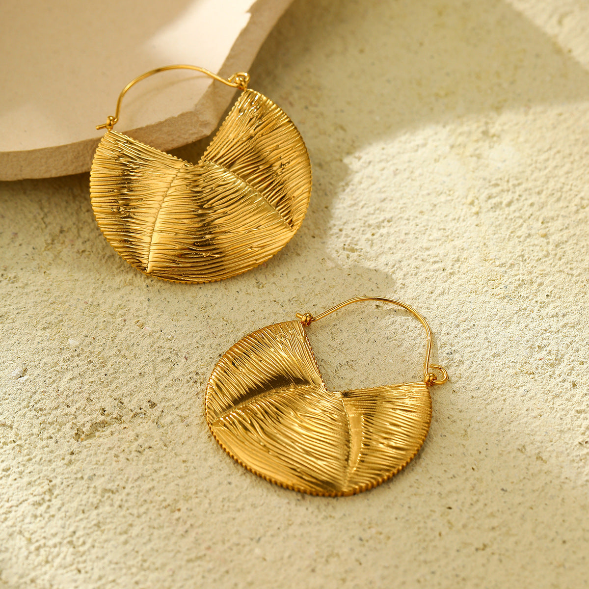 Pendientes de moda de oro chapado en acero inoxidable geométricos vintage con diseño plisado texturizado para mujer