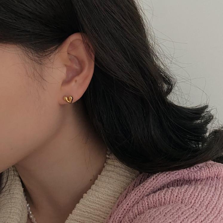 Orecchini a perno da donna a forma di cuore minimalista in argento sterling 925 con finitura artigianale