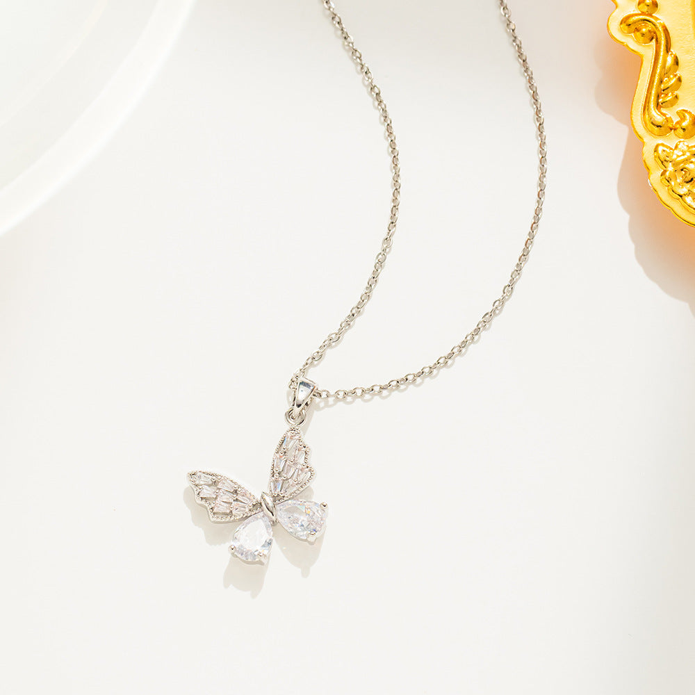 Collana Minimalista con Ciondolo a Farfalla in Acciaio al Titanio con Intarsio di Strass su Catena a O da Donna