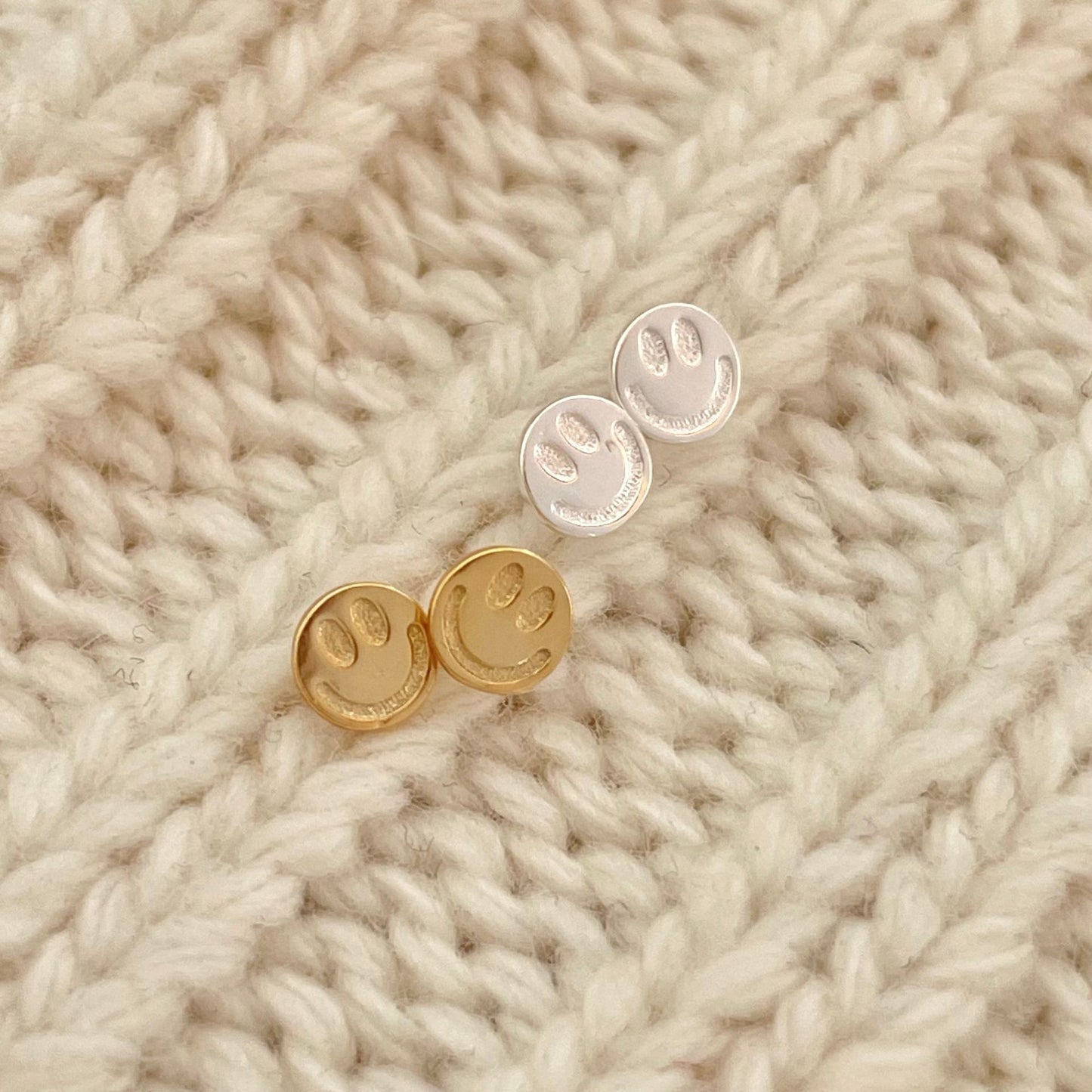Orecchini a Perno da Donna Minimalisti con Faccia Sorridente a Goccia Intarsiata in Perla, in Argento Sterling 925