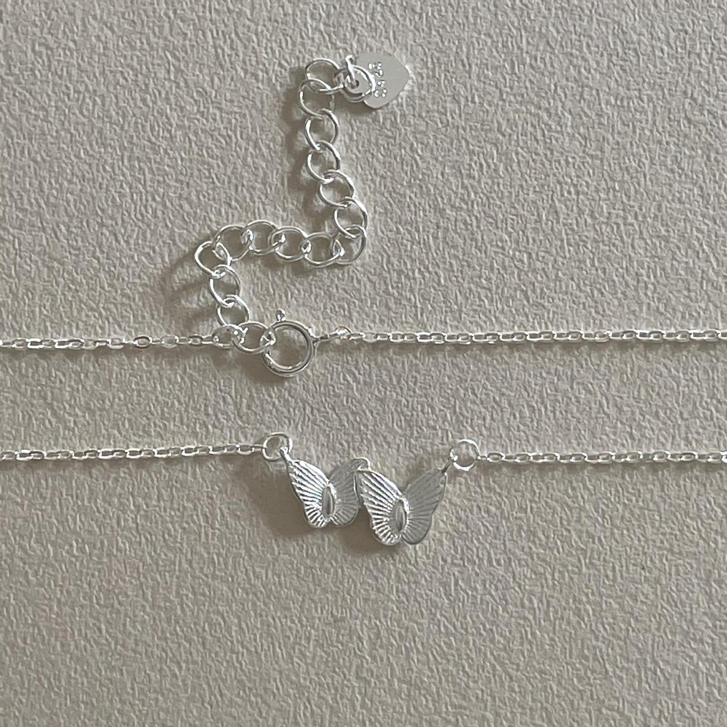 Collar Minimalista con Colgante de Mariposa de Plata de Ley 925 con Baño en Cadena Cruzada para Mujer