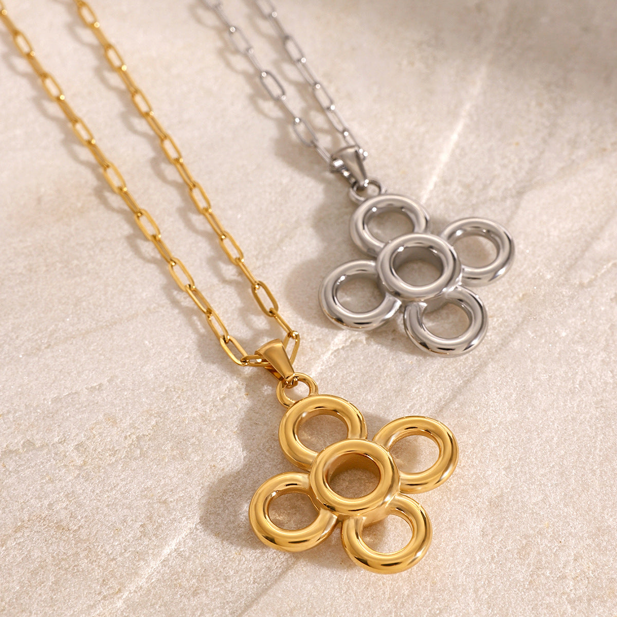 Collana placcata in acciaio inossidabile floreale con pendente in acciaio al titanio per donna