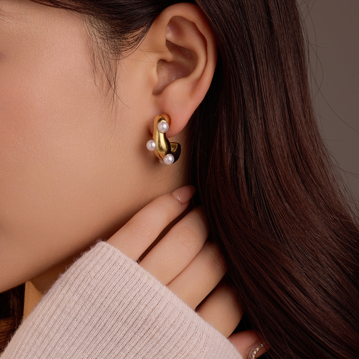 Orecchini a clip per donna in acciaio inossidabile con design a C irregolare e intarsio di perle, alla moda