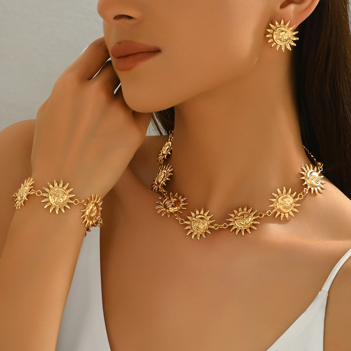 Conjunto de collar y pendientes de diseño de girasol geométrico para mujer en aleación de zinc con acabado chapado
