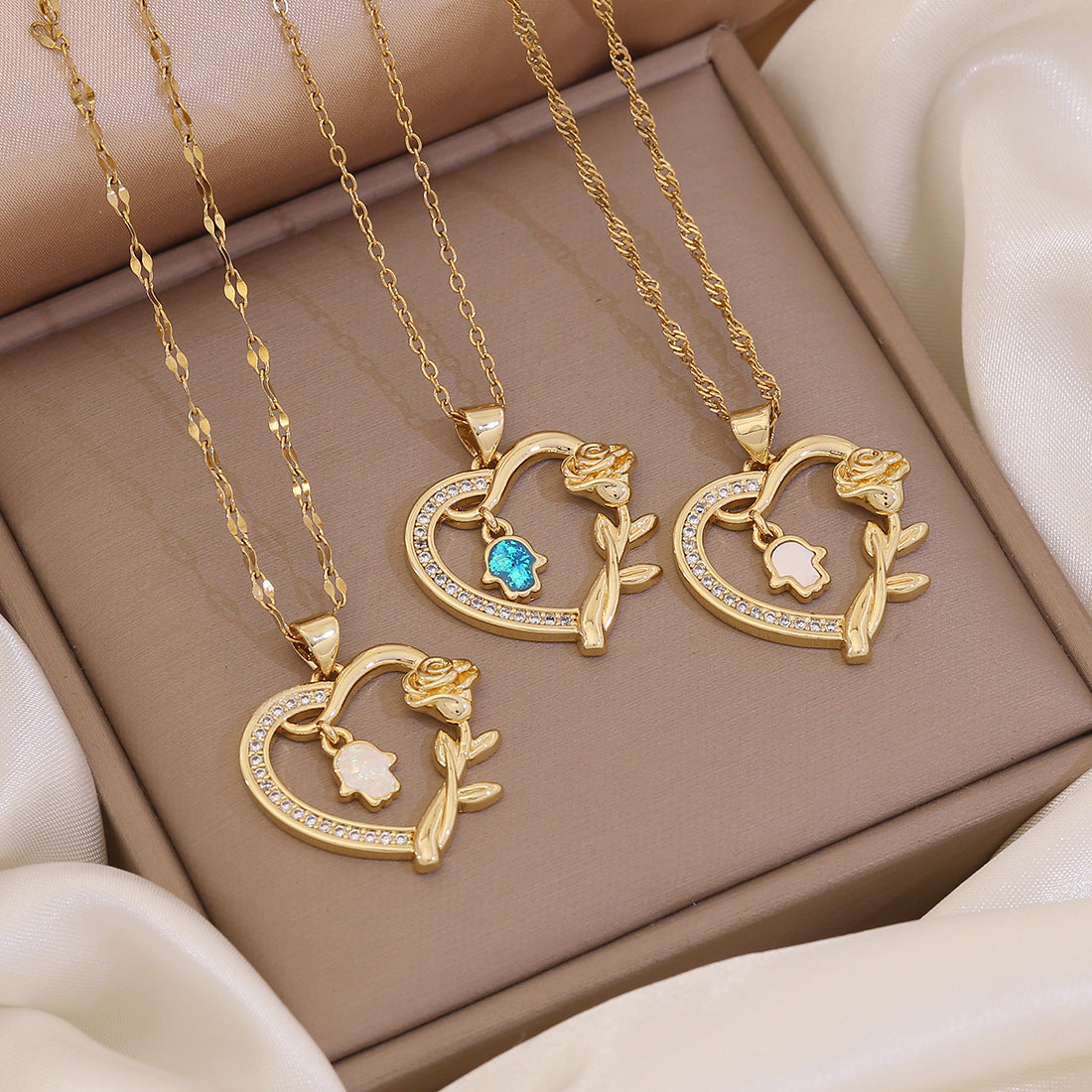 Fashionable Heart-Shaped Copper Pendant Necklace with 18K Gold Plating for Women