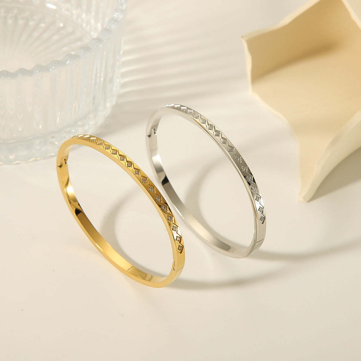 Minimalist Stainless Steel Plated 18K Gold Rhombus Shape Inlaid Rhinestone Bracelet for Women